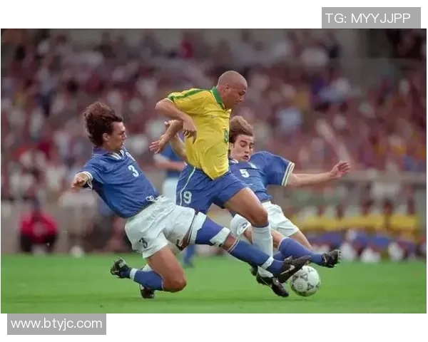 回顾上届足球明星阵容精彩瞬间与经典瞬间的完美呈现